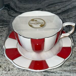 Set of 4 tea cups plus the saucer included.